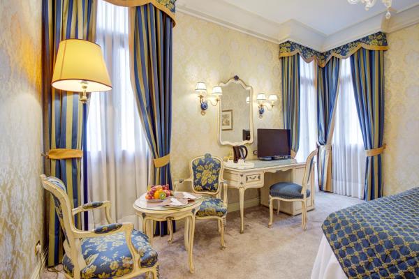 Junior Suite with Grand Canal View